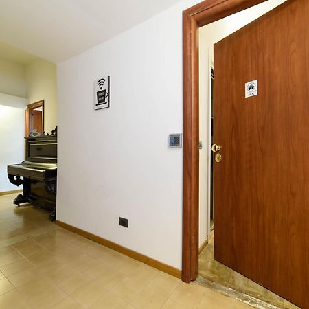 Inside Chiaia Rooms Наполи Екстериор снимка