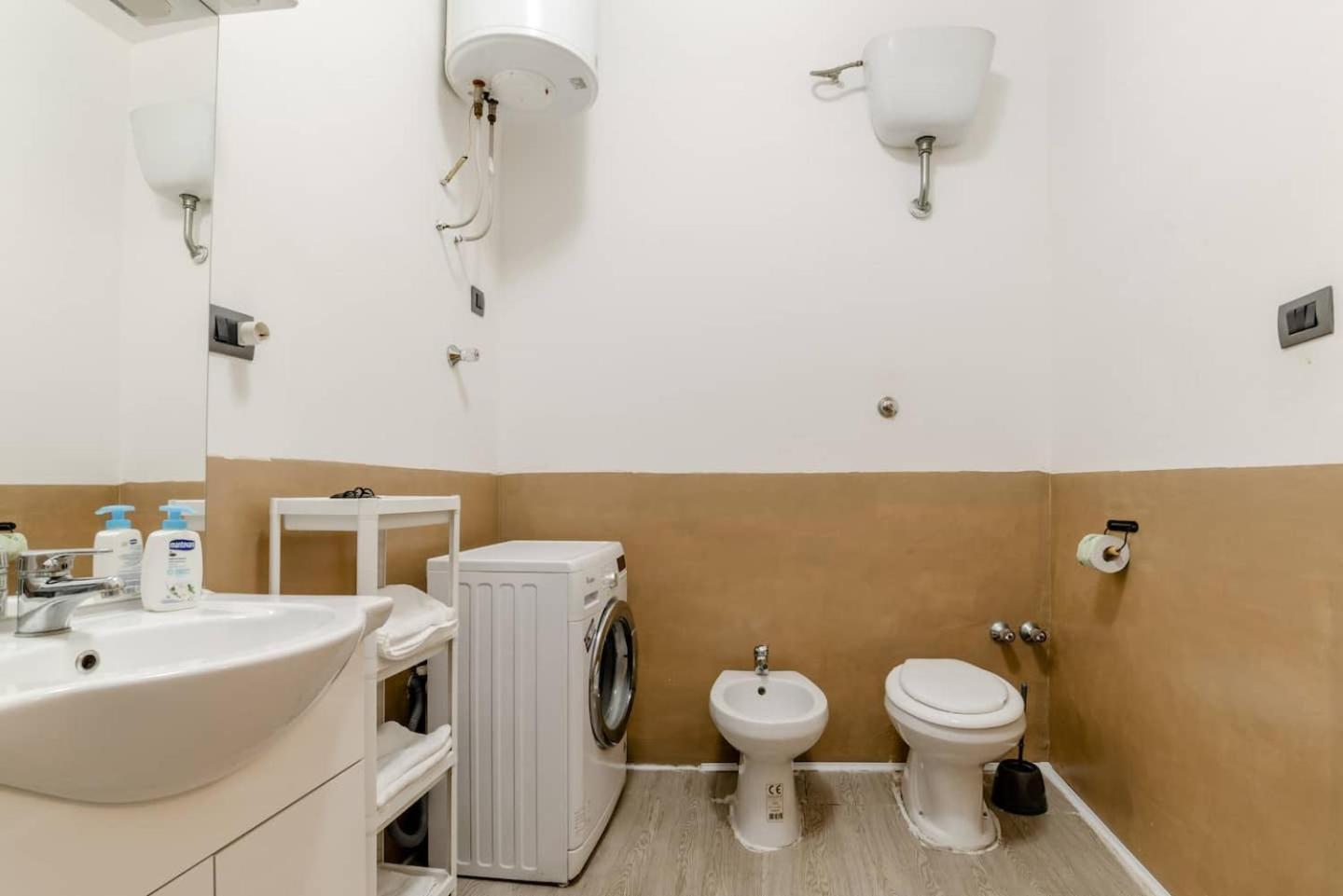 Inside Chiaia Rooms Наполи Екстериор снимка