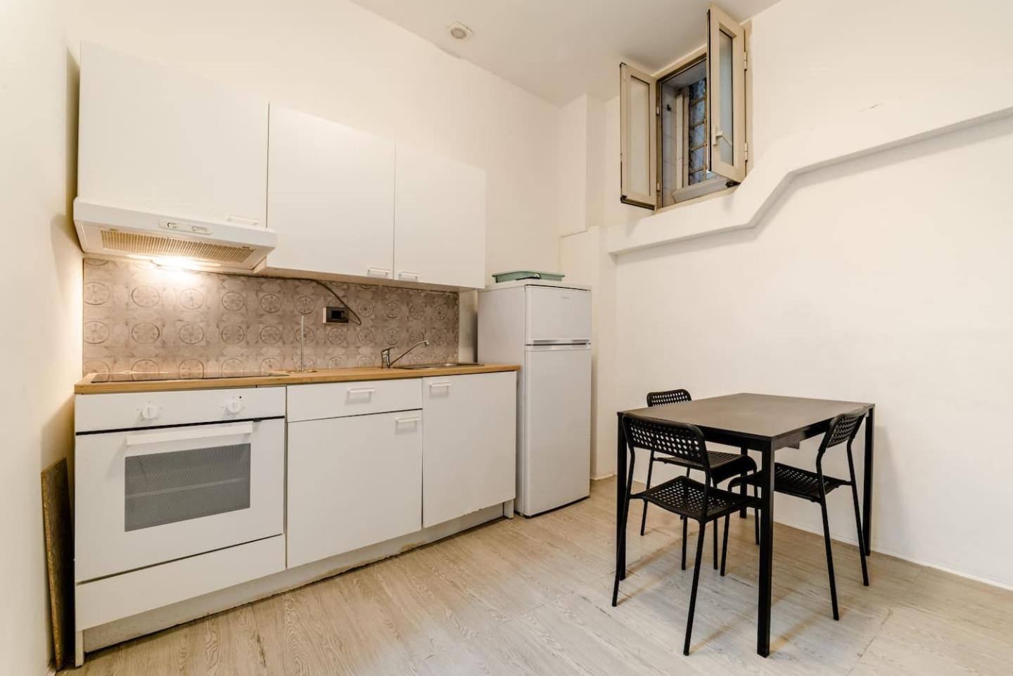 Inside Chiaia Rooms Наполи Екстериор снимка