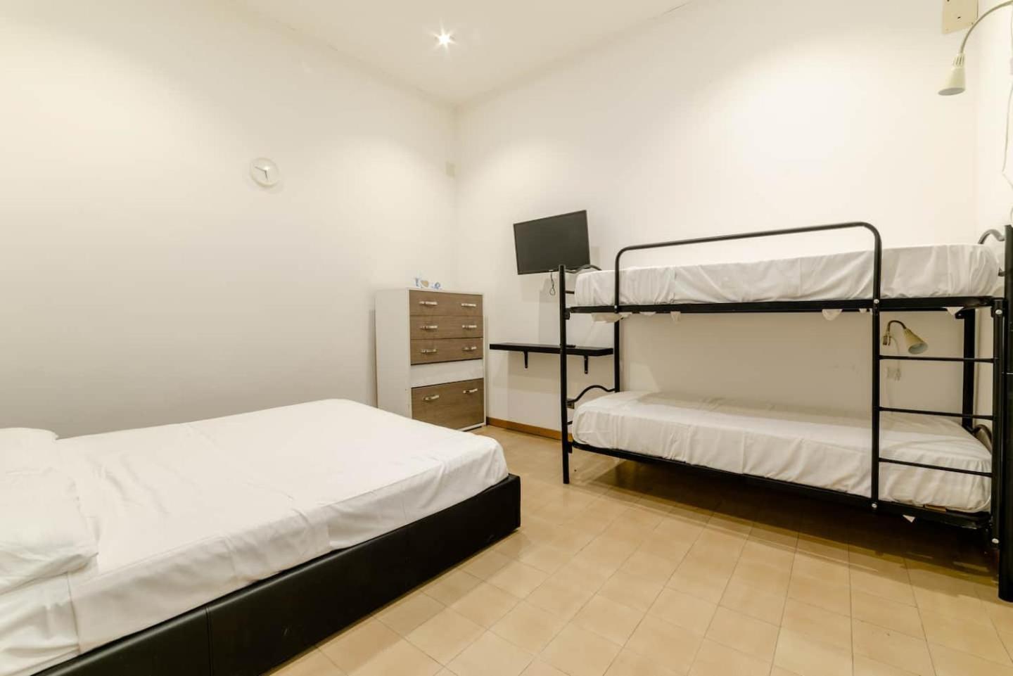 Inside Chiaia Rooms Наполи Екстериор снимка