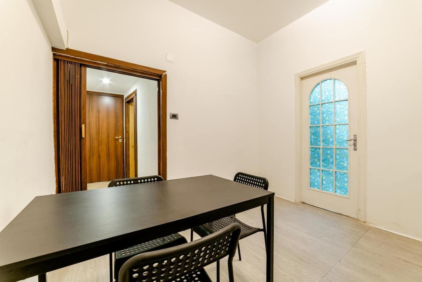 Inside Chiaia Rooms Наполи Екстериор снимка