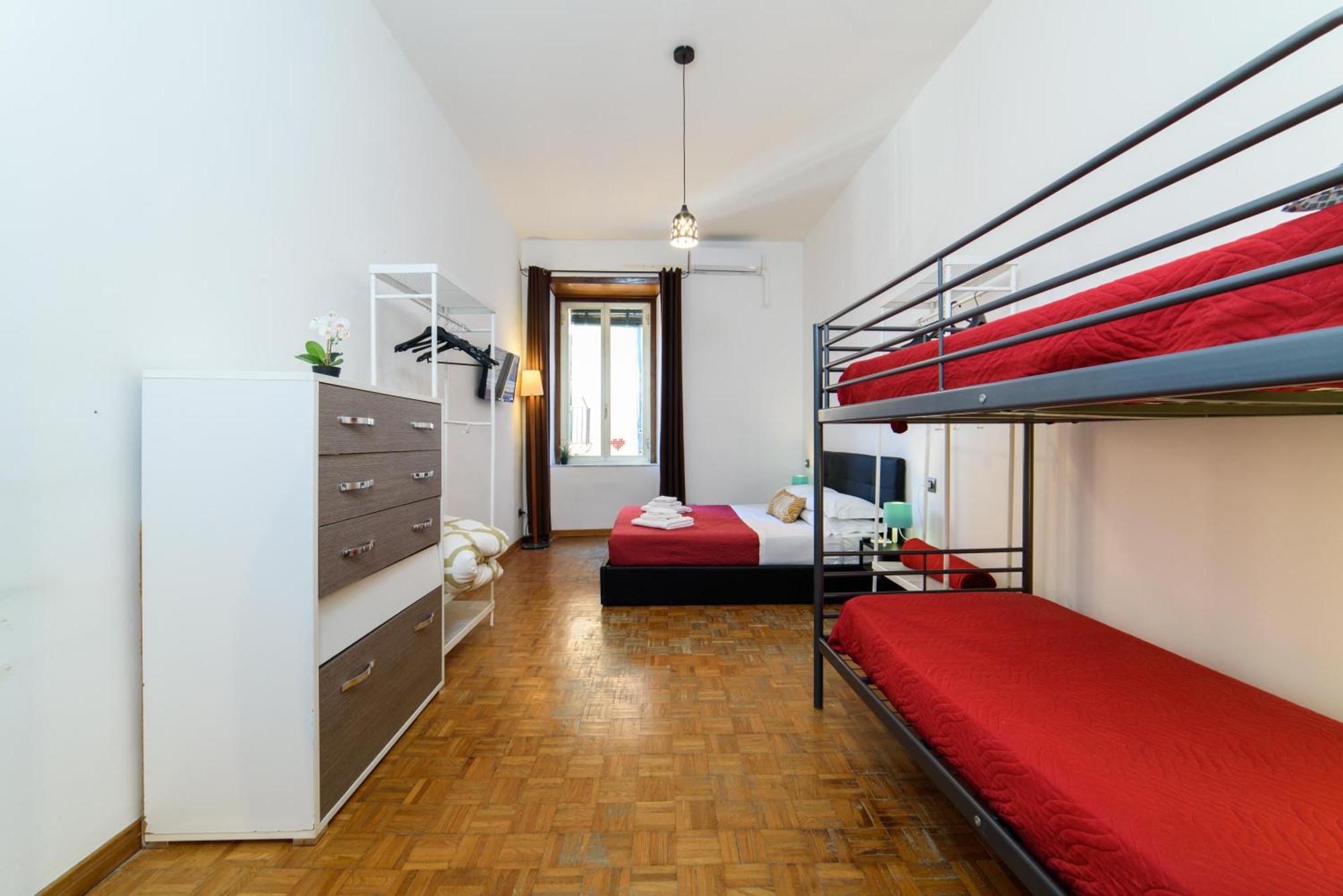 Inside Chiaia Rooms Наполи Екстериор снимка